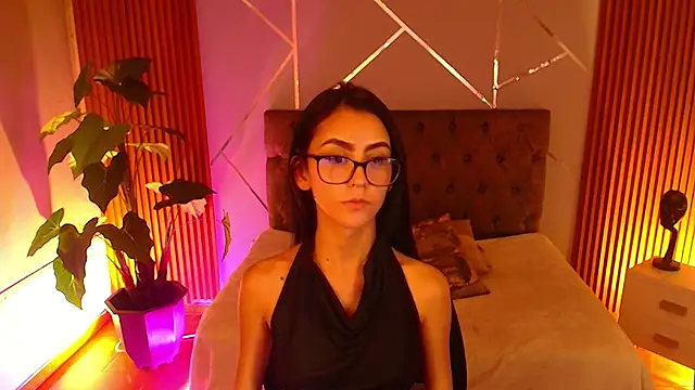 Coralinnee  online show from 04/01/26, 05:31