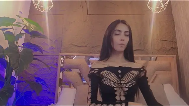 Coralinnee  online show from 05/14/26, 04:42