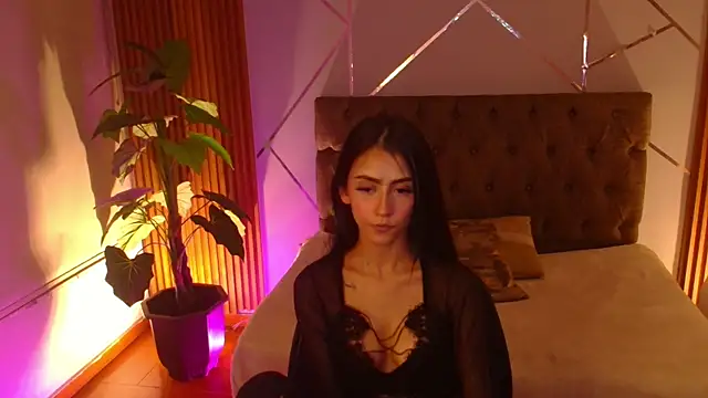 Coralinnee  online show from 04/02/26, 05:03