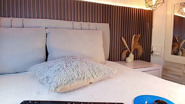 Snapshot of SHANONCLARK chatting on 12/21/25, 11:01 SHANONCLARK online show from 12/21/25, 11:01