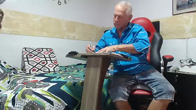 Snapshot of VALENTINO1983_ chatting on 11/17/25, 12:03 VALENTINO1983 online show from 11/17/25, 12:03