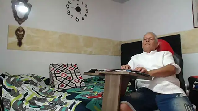 Snapshot of VALENTINO1983_ chatting on 07/05/26, 09:43 VALENTINO1983 online show from 07/05/26, 09:43