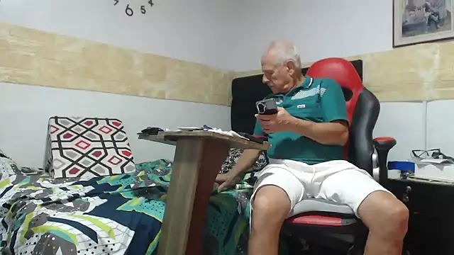 Snapshot of VALENTINO1983_ chatting on 11/20/25, 02:45 VALENTINO1983 online show from 11/20/25, 02:45