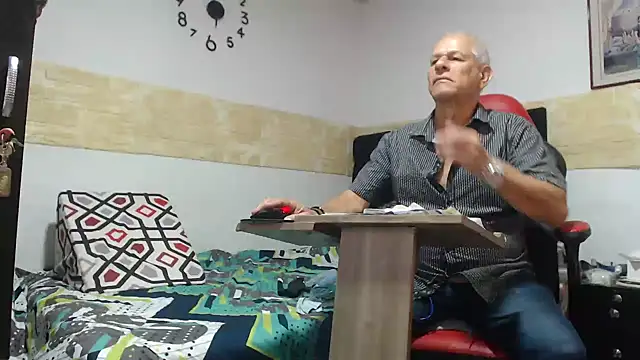 Snapshot of VALENTINO1983_ chatting on 11/13/25, 10:57 VALENTINO1983 online show from 11/13/25, 10:57