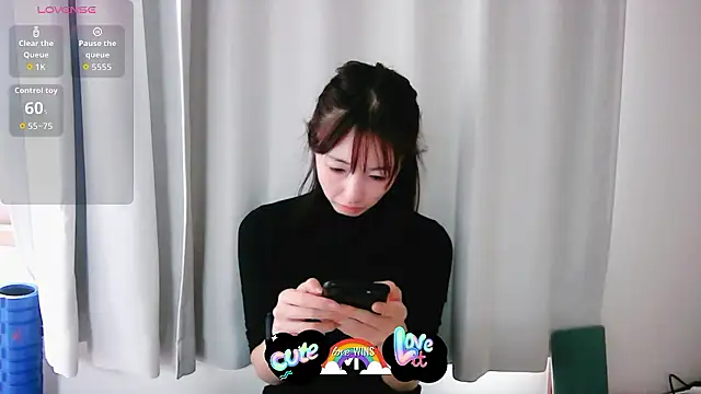 Snapshot of Love_me_Eri_ chatting on 10/18/25, 04:14 Love me Eri online show from 10/18/25, 04:14