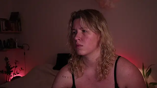 Snapshot of moonamii chatting on 11/04/25, 04:33 moonamii online show from 11/04/25, 04:33