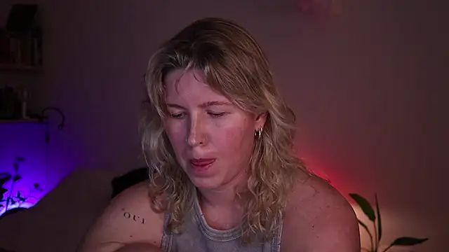 Snapshot of moonamii chatting on 10/21/25, 05:12 moonamii online show from 10/21/25, 05:12