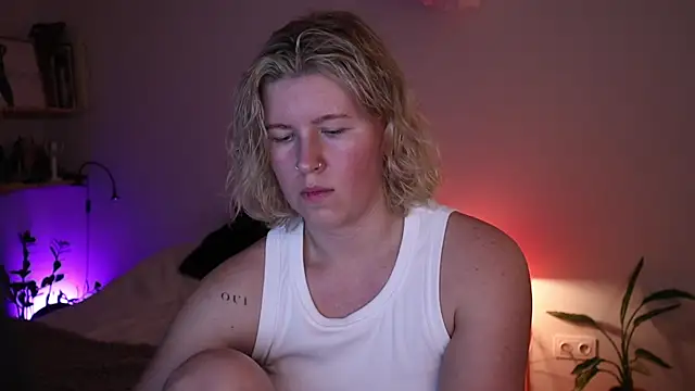 moonamii online show from 12/22/25, 06:30