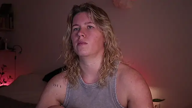 Snapshot of moonamii chatting on 10/23/25, 08:40 moonamii online show from 10/23/25, 08:40