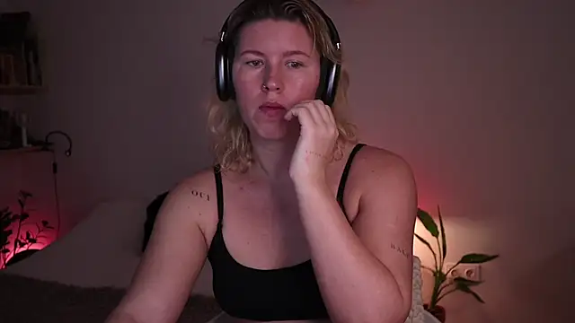 Snapshot of moonamii chatting on 10/29/25, 12:37 moonamii online show from 10/29/25, 12:37