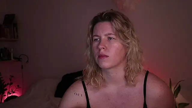 Snapshot of moonamii chatting on 11/05/25, 07:06 moonamii online show from 11/05/25, 07:06