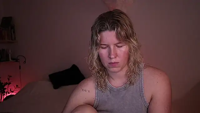 Snapshot of moonamii chatting on 10/24/25, 02:38 moonamii online show from 10/24/25, 02:38