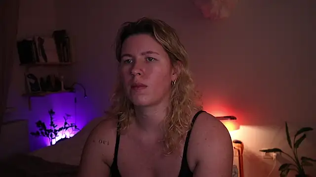 Snapshot of moonamii chatting on 12/13/25, 08:04 moonamii online show from 12/13/25, 08:04