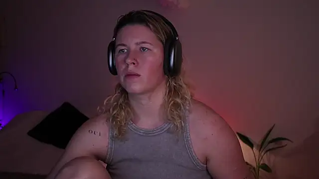 Snapshot of moonamii chatting on 12/04/25, 05:56 moonamii online show from 12/04/25, 05:56