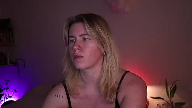 Snapshot of moonamii chatting on 11/08/25, 08:23 moonamii online show from 11/08/25, 08:23