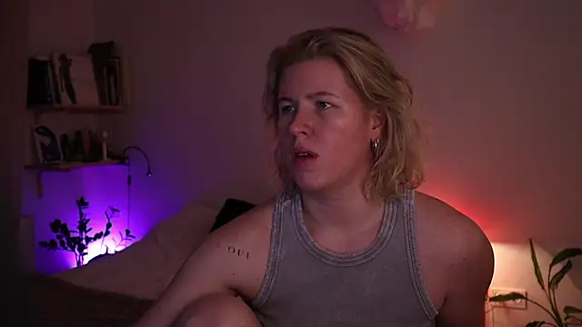 Snapshot of moonamii chatting on 12/17/25, 10:26 moonamii online show from 12/17/25, 10:26