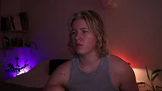 Snapshot of moonamii chatting on 12/16/25, 06:23 moonamii online show from 12/16/25, 06:23