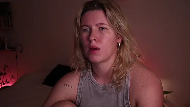 Snapshot of moonamii chatting on 10/27/25, 06:20 moonamii online show from 10/27/25, 06:20