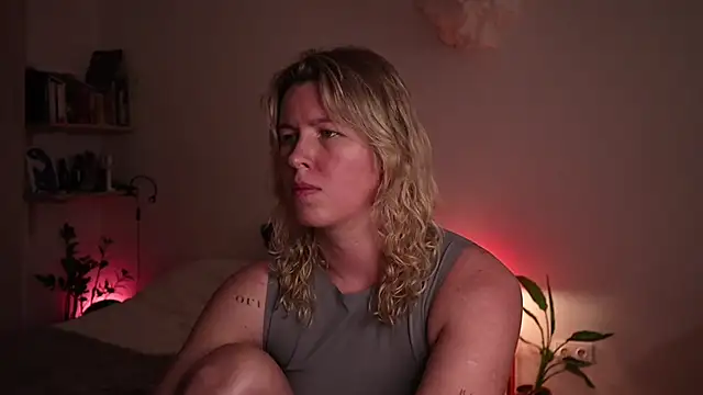 Snapshot of moonamii chatting on 10/28/25, 06:29 moonamii online show from 10/28/25, 06:29