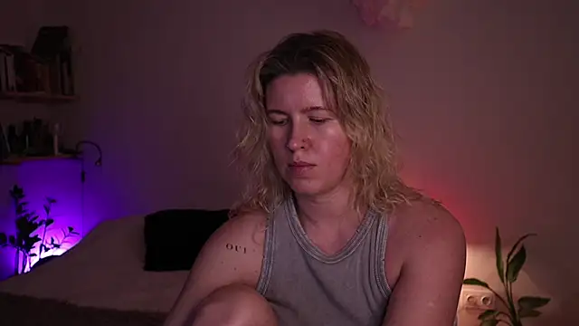 Snapshot of moonamii chatting on 11/11/25, 04:24 moonamii online show from 11/11/25, 04:24