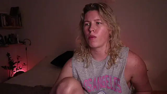 Snapshot of moonamii chatting on 10/31/25, 06:48 moonamii online show from 10/31/25, 06:48