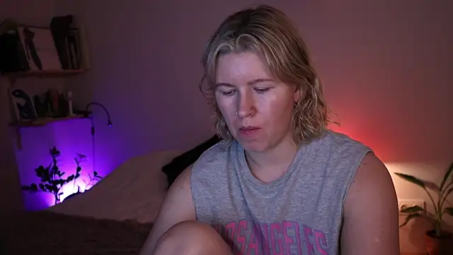 Snapshot of moonamii chatting on 12/18/25, 06:23 moonamii online show from 12/18/25, 06:23