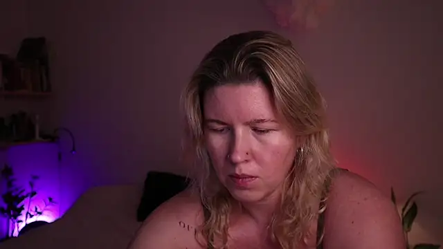 Snapshot of moonamii chatting on 11/15/25, 05:39 moonamii online show from 11/15/25, 05:39