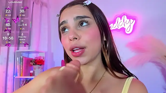 Snapshot of crisbell_lopez chatting on 10/20/25, 12:45 crisbell lopez online show from 10/20/25, 12:45