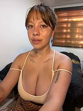 Snapshot of Bruja_lu chatting on 03/08/25, 03:02 Bruja lu online show from 03/08/25, 03:02