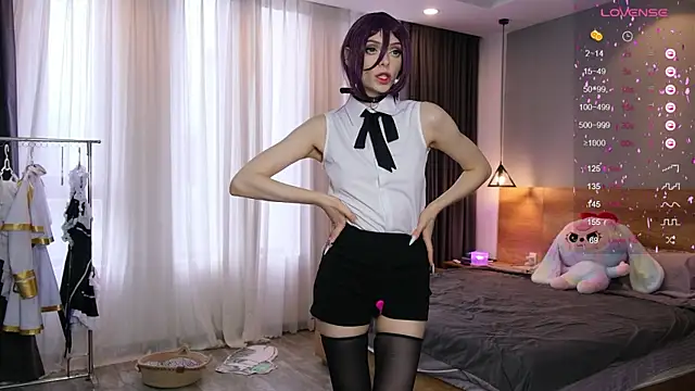 HolliWould  online show from 12/17/25, 08:08