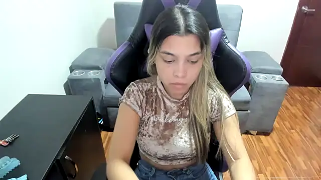 Snapshot of LuisaReyes_2911 chatting on 03/17/25, 02:52 LuisaReyes 2911 online show from 03/17/25, 02:52