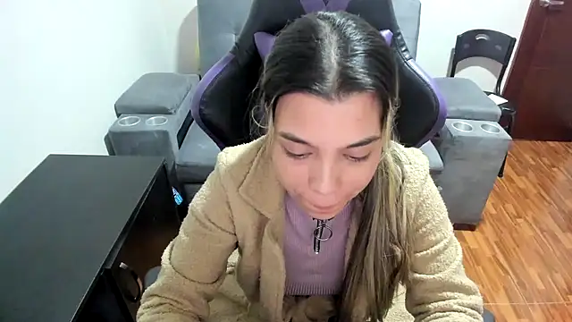 Snapshot of LuisaReyes_2911 chatting on 03/03/25, 02:33 LuisaReyes 2911 online show from 03/03/25, 02:33