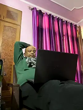 Snapshot of Dick_6inches chatting on 11/21/25, 05:50 Dick 6inches online show from 11/21/25, 05:50