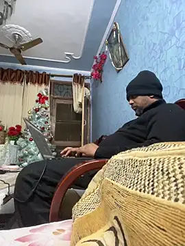 Snapshot of Dick_6inches chatting on 12/17/25, 03:17 Dick 6inches online show from 12/17/25, 03:17