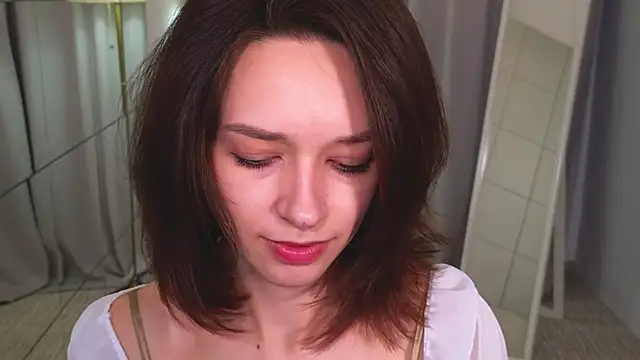 Snapshot of VivianLy_ chatting on 12/27/24, 11:28 VivianLy online show from 12/27/24, 11:28