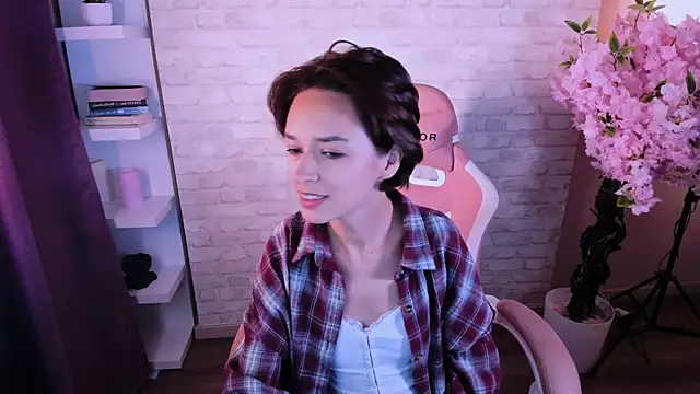 Snapshot of VivianLy_ chatting on 09/23/25, 11:06 VivianLy online show from 09/23/25, 11:06