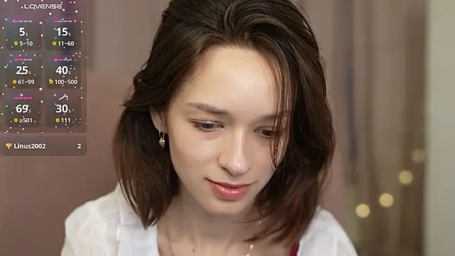 Snapshot of VivianLy_ chatting on 12/03/24, 10:45 VivianLy online show from 12/03/24, 10:45