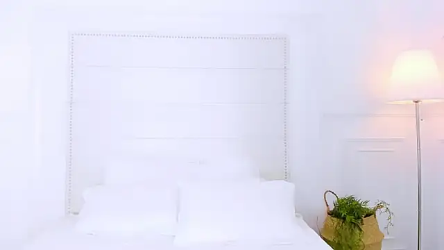 Snapshot of NaomiYuu chatting on 11/29/25, 02:01 NaomiYuu online show from 11/29/25, 02:01