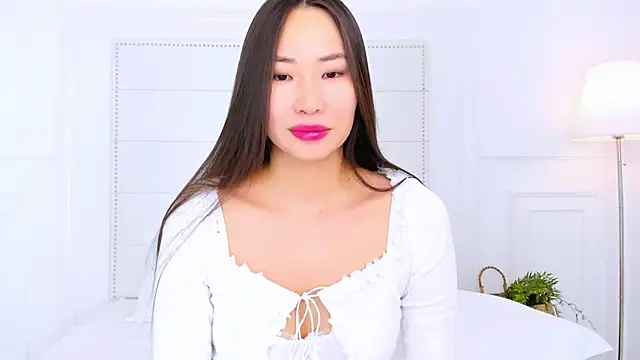 Snapshot of NaomiYuu chatting on 11/21/25, 02:43 NaomiYuu online show from 11/21/25, 02:43