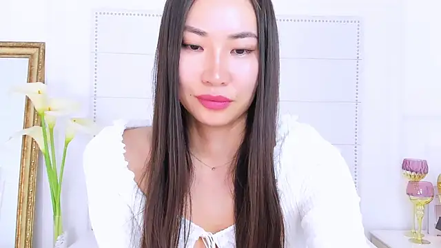 Snapshot of NaomiYuu chatting on 02/19/25, 06:00 NaomiYuu online show from 02/19/25, 06:00