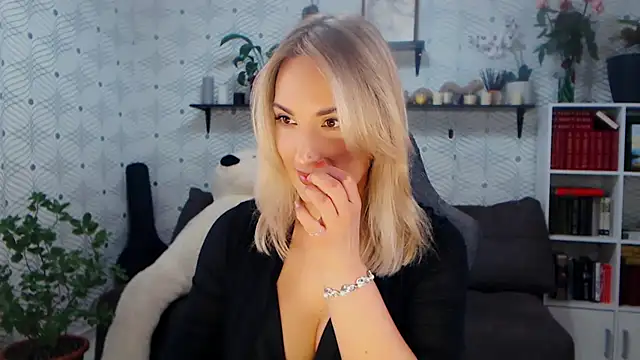 Snapshot of MillaXQueen chatting on 03/10/26, 02:54 MillaXQueen online show from 03/10/26, 02:54