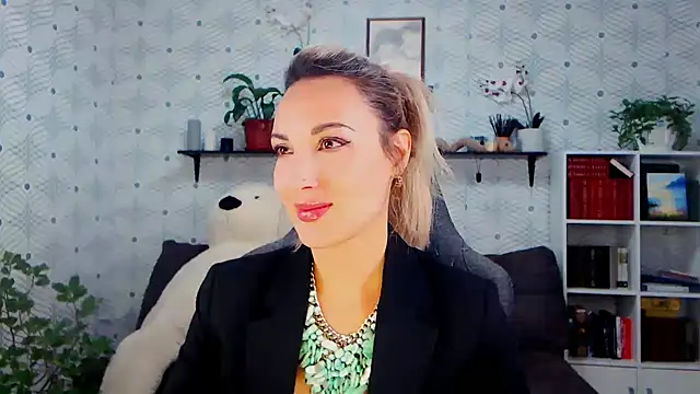 Snapshot of MillaXQueen chatting on 10/25/25, 03:01 MillaXQueen online show from 10/25/25, 03:01