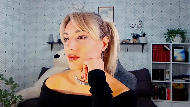 Snapshot of MillaXQueen chatting on 10/11/25, 12:06 MillaXQueen online show from 10/11/25, 12:06