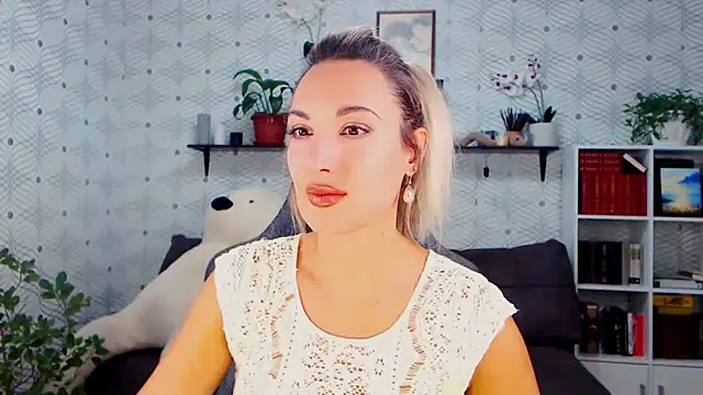 Snapshot of MillaXQueen chatting on 10/15/25, 02:03 MillaXQueen online show from 10/15/25, 02:03