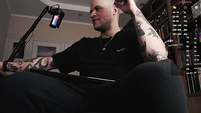 Snapshot of FindomJason chatting on 10/23/25, 01:21 FindomJason online show from 10/23/25, 01:21