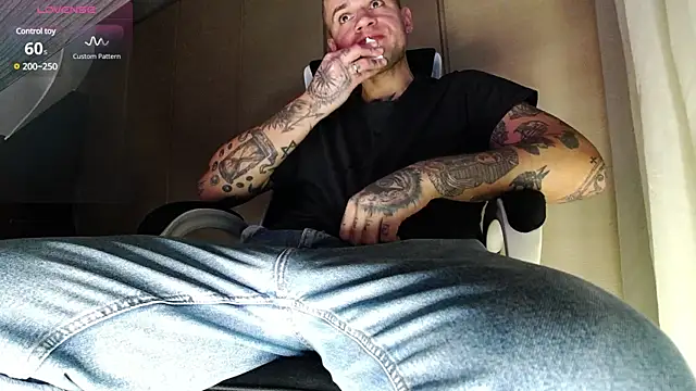 Snapshot of FindomJason chatting on 01/11/25, 04:14 FindomJason online show from 01/11/25, 04:14