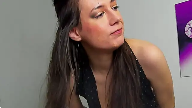 Snapshot of JuliaHunts chatting on 11/24/25, 05:40 JuliaHunts online show from 11/24/25, 05:40