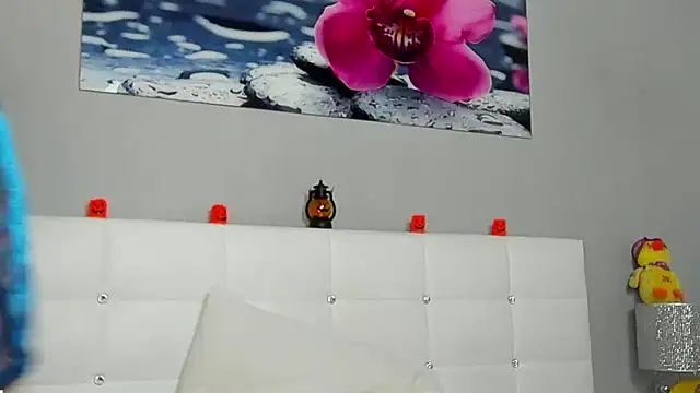 Snapshot of JuliaHunts chatting on 10/15/25, 10:56 JuliaHunts online show from 10/15/25, 10:56