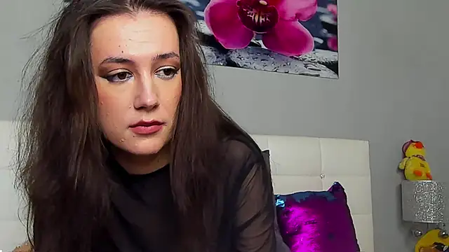 Snapshot of JuliaHunts chatting on 11/18/25, 12:19 JuliaHunts online show from 11/18/25, 12:19