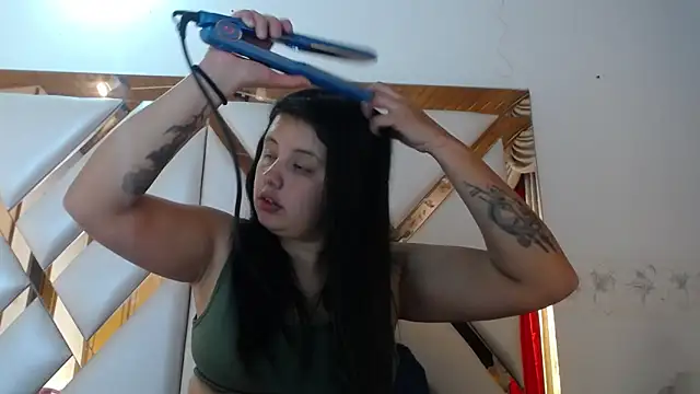 Snapshot of nathaly_low1 chatting on 04/13/26, 01:15 nathaly low1 online show from 04/13/26, 01:15